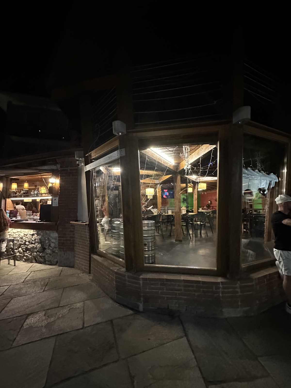 La caratteristica veranda in legno e vetro del Cortiletto, illuminata di sera