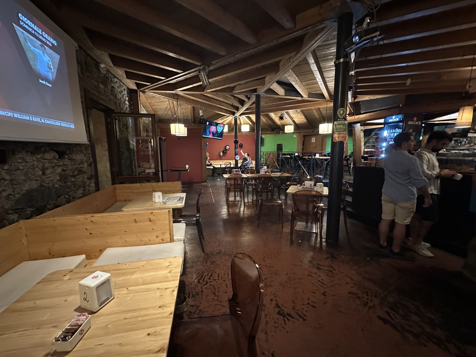 La sala interna del Cortiletto con travi in legno, panche e tavoli